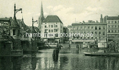 Blick über die Oder in Stettin; Ausschnitt der Hansabrücke und Schiffe auf dem Fluss.