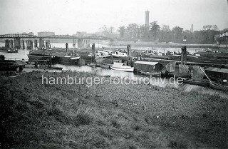 Alte Fotografie von der Billwerder Bucht in Hamburg Rothenburgsort - Binnenschiffe und Boote.