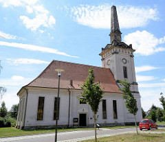 Jonitzer Kirche - ev. St. Bartholomäi-Kirche, errichtet 1725; 1826 im klassizistischen Stil umbebaut - Kirchturm mit Obelisk.