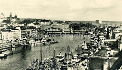 Alte Fotografie vom Hafen an der Oder in Stettin; dicht gedrängt liegen die Schiffe an der Kaianlage.