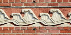 Wasserwellen - Relief an der Hausfassade vom alten Feuerwehrgebäude in Stettin.