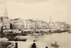Alte Fotografie vom Hamburger Binnenhafen an den Kajen - mehrstöckige Wohn- und Geschäftshäuser an der Straße.