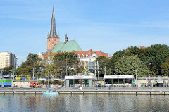 Uferpromenade an der Oder in Stettin - Anleger für Sportboote / Segelboote, kleine Cafés in der Sonne. Im Hintergrund die erzbischöfliche Jakobikathedrale / Jakobikirche.