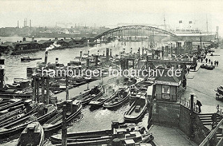 Blick auf den Niederhafen  an den Hamburger Vorsetzen; Barassen und Motorboote liegen am Steg.