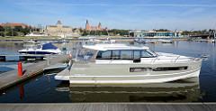 Marina / Sportboothafen an der Oder in Stettin - am gegenüberliegenden Flussufer das Panorama der historischen Architektur Stettins.