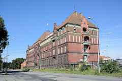 Verwaltungsgebäude der Hafenbehörde im Stettiner Hafengebiet; Ziegelfassade mit Giebeltürmen.