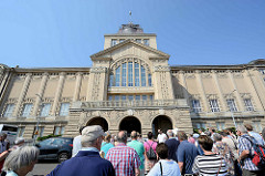 Touristengruppe / Reisegruppe vor dem Nationalmuseum bei der Hakenterrasse in Stettin
