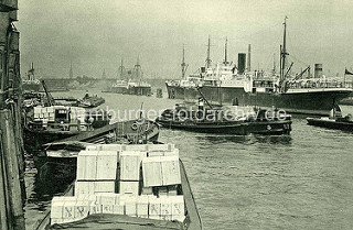 Altes Bild  aus dem Hansahafen, eines der vielen Hafenbecken im Hamburger Hafen. Motorschiffe / Frachtschiffe.