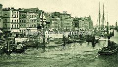 Fischbollwerk in Stettin - altes Foto mit Fischerbooten und Barkassen an der Uferpromenade der Oder; mehrstöckige Wohngebäude mit Geschäften im Erdgeschoss, im Hintergrund die Hansabrücke.