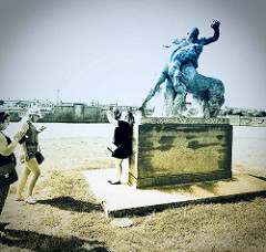 Skulptur an der Hakenterrasse von Stettin; die 500 Meter lange Hakenterrasse (polnisch: Wały Chrobrego) ist das bekannteste Bauensemble der Stadt. Die Anlage entstand zwischen 1900 und 1914.