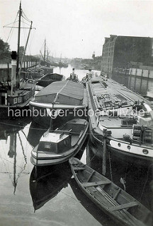 Blick in das alte Hafenbecken am Haken in Hamburg Rothenburgsort - Binnenschiffe.