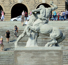 Skulptur an der Hakenterrasse von Stettin; die 500 Meter lange Hakenterrasse (polnisch: Wały Chrobrego) ist das bekannteste Bauensemble der Stadt. Die Anlage entstand zwischen 1900 und 1914.