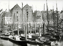 Alte Fotografie vom Hamburger Binnenhafen bei der Straße Kajen; dicht zusammengedrängt liegen die Boote an den Dalben.