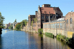 Historische Industriearchitektur / Ziegelgebäude im Hafen von Stettin; Hafenkanal in der West-Oder.