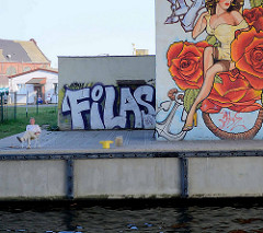 Graffiti am Träger einer Brücke über die Oder in Stettin.