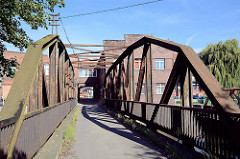 Alte Eisenbrücke über einen Hafenkanal an der Oder in Stettin.