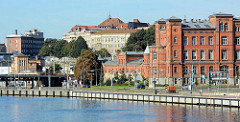 Blick über die Oder zur Uferpromenade in der polnischen Hafenstadt Stettin /
