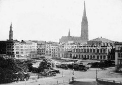 Altes Foto vom zukünftigen Hamburger Rathausmarkt;  Blick auf das Gebäude der Hamburger Börse.