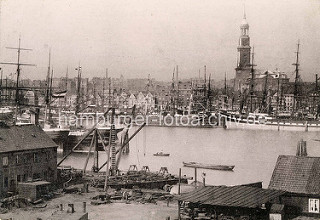 Historische Fotografie vom Hamburger Hafen, Blick über eine Werft in Steinwerder zu den Segelschiffen am Niederhafen.