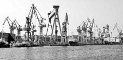 Hafenkräne an der Oder in der ehemaligen Hansestadt Stettin / schwarz-weiß Fotografie.