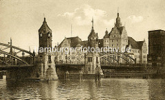 Altes Bild der Hansabrücke in Stettin - Blick auf das Hauptzollamt, auf dem Wasser ein Ruderboot.