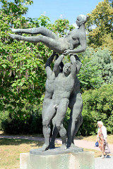 Figurengruppe "Der Friede trägt das Leben" vom Bildhauer Bernd Göbel; aufgestellt Friedensplatz Dessau.