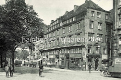 Historische Fotografien aus der Hamburger Altstadt, Straßenszene  am Kajen beim Binnenhafen; Lastwagen und Pferdefuhrwerke.
