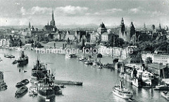 Historisches Panorama der Stadt Stettin; Frachtschiffe liegen auf der Oder - Ausflugsschiffe und Segelboote am Anleger der Promenade der Hakenterrasse.