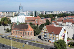 Blick über die Peter-und-Paul-Kirche (Kościół św. Piotra i św. Pawła) in Stettin zum Gebäude der neuen Stettiner Philharmonie.