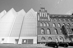 Gebäude der neuen Stettiner Philharmonie - rechts die neogotische Architektur  des Polizeipräsidiums / neu + alt.