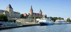 Blick über die Oder zur Hakenterrasse oder Chrobry Wälle (Wały Chrobrego).  An der Promenade vom Flussufer haben Ausflugsschiffe festgemacht.