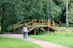 Holzbrücke - Landschaft / Gartenlandschaft im Beckerbruch, Parkanlage vom Georgium in Dessau-Roßlau.