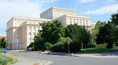 Rückseite vom Anhaltische Theater Dessau - 1938 erbaut, Architekten Friedrich Lipp und Werry Roth.