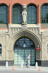 Neogotisches Sandsteinportal / Eingang vom historischen Gebäude des Polizeipräsidiums in der Hafenstadt Stettin.