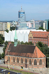 Blick über die Peter-und-Paul-Kirche (Kościół św. Piotra i św. Pawła) in Stettin zum Gebäude der neuen Stettiner Philharmonie, rechts davon die neogotische Architektur  des Polizeipräsidiums.