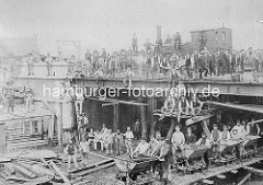 Historische Ansicht vom Bau  der Brücke am Sandtorhafen / Brooktorhafen im Hamburger Freihafen.