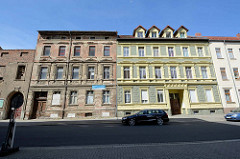 Alt + neu, Architektur in Dessau-Roßlau; restaurierte farbig abgesetzte Hausfassade neben einem renovierungsbedürftigen Gebäude.