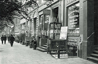 Alte  Fotografie  von den Hamburger Vorsetzen am Hafenrand mit Geschäften  für  Schiffszubehör / Schiffsausrüster.