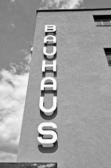 Schriftzug Brauhaus / Bauhausgebäude Dessau - Schulgebäude für die Kunst-, Design- und Architekturschule Bauhaus.