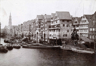 Altes Foto vom Dovenfleet in der Hamburger Altstadt, Schuten und Arbeitsboote liegen auf dem Wasser.