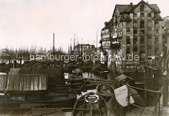 Historische Fotografie von der Entwicklung  des Hamburger Hafens; Blick vom Binnenhafen zum Niederhafen - Arbeitsboote.