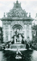Alte Fotografie vom Berliner Tor in Stettin, im 18. Jahrhundert zum barocken Prachttor umgestaltet - Brunnen errichtet 1902, Bildhauer Reinhold Felderhoff .