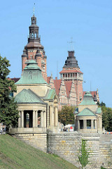 Hakenterrasse oder Chrobry Wälle (Wały Chrobrego) in Stettin. Im Hintergrund das Regierungsgebäude der Provinz Pommern.