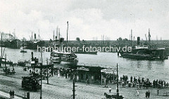 Altes Foto vom Anleger an der Hakenterrasse, Straßenbahnen und Pferdewagen; ein Ausflugsdampfer fährt ab; Frachtschiffe liegen auf dem Fluss.