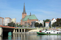 Uferpromenade an der Oder in Stettin; Brücke über den Fluss - Blick zur erzbischöflichen Jakobikathedrale (Bazyliki Archikatedralnej p.w. św. Jakuba) Jakobikirche.