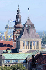 Türme vom Nationalmuseum und dem Regierungsgebäude der Provinz Pommern in Stettin; im Hintergrund Werftanlagen der Stettiner Werft.