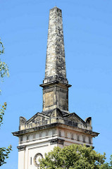 Jonitzer Kirche - ev. St. Bartholomäi-Kirche, errichtet 1725; 1826 im klassizistischen Stil umbebaut - Kirchturm mit Obelisk.