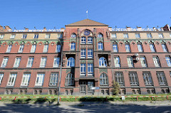 Fassade vom Verwaltungsgebäude der Hafenbehörde im Stettiner Hafengebiet; Dekoration mit grün glasierten Ziegeln.