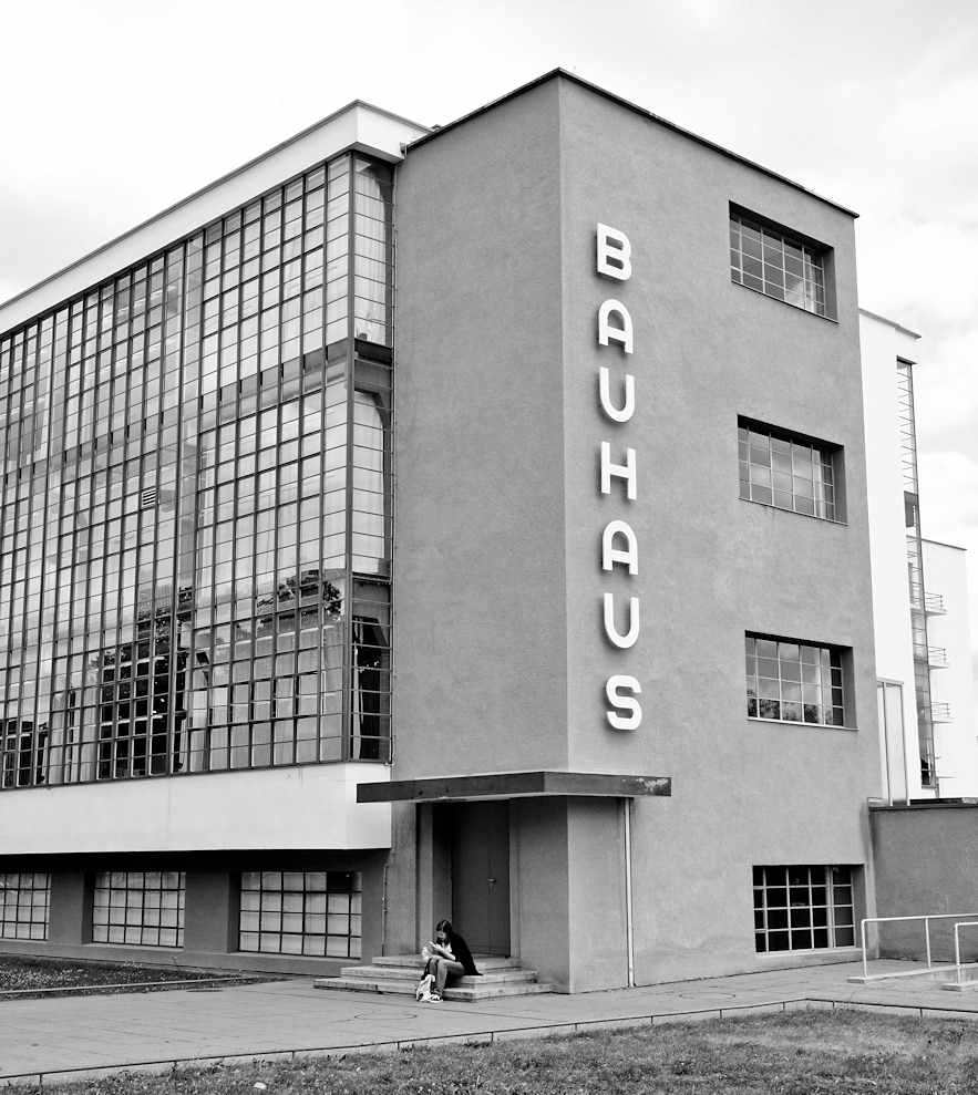 Stadt Und Land Fotos Foto Schriftzug Bauhaus Am Bauhausgebaude Dessau Schulgebaude Fur Die Kunst Design Und Architekturschule Bauhaus Erbaut 1926