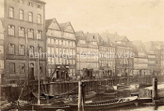 Historisches Foto von der Wohnbebauung auf dem Kehrwieder, Kräne an der Kaimauer - Schuten und Ewer liegen vor Anker.